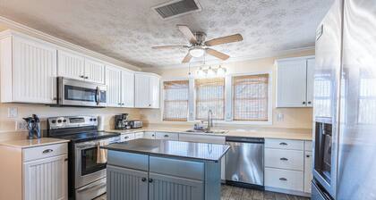 Lavish Accessible On Ocean: 4 Kings, Huge Private Pool/Yard/Spa/Patio/GameTables