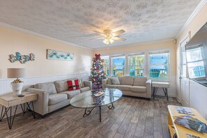 Smart TV, table football, ping pong, stereo