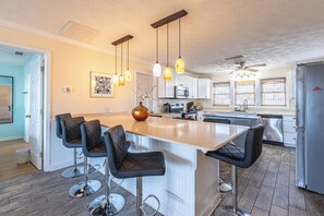 Køleskab, mikrobølgeovn, ovn, kogeplade