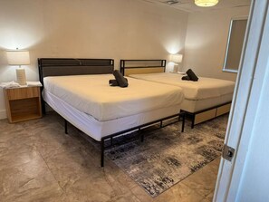 In-room safe, iron/ironing board, free WiFi, bed sheets - PRAIA Hotel Hollywood (Hollywood)