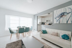 Deluxe kamer, Meerdere bedden, niet-roken | Woonkamer | Een 50-cm smart-tv met digitale zenders, televisie en Netflix