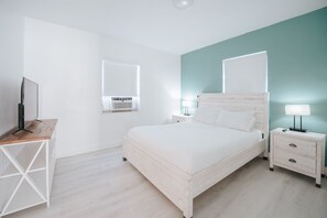 Rom – deluxe, flere senger, ikke-røyk | Safe på rommet, strykejern/-brett, wi-fi (inkludert) og sengetøy