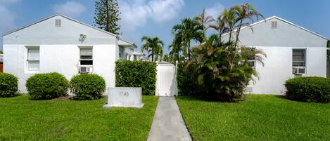 Vista frontal de la propiedad