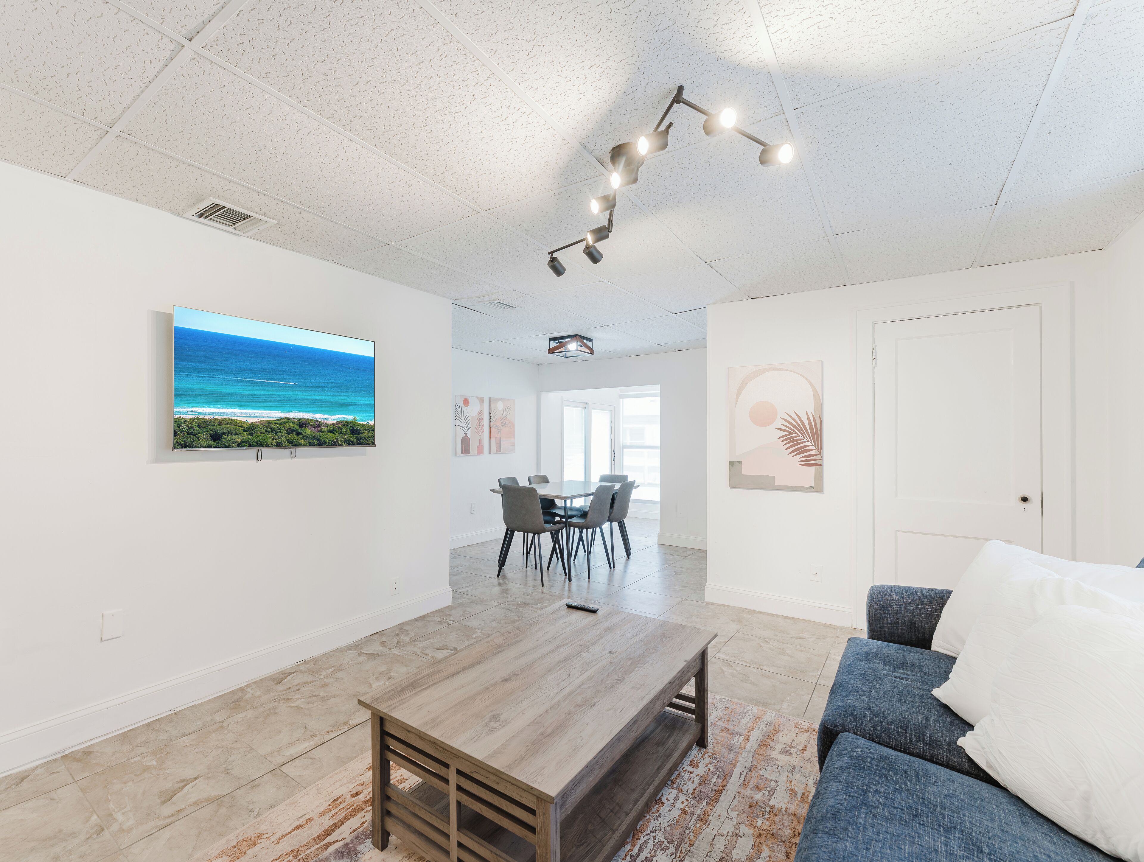 50-cm Smart TV with digital channels, TV, Netflix