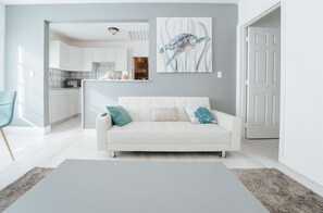 Rom – deluxe, flere senger, ikke-røyk | Oppholdsrom | En 50-centimeters smart-TV med digitale kanaler samt TV og Netflix