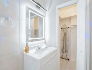 Quarto júnior, 1 quarto, para não fumantes | Banheiro | Chuveiro, chuveiro com efeito de chuva, secador de cabelo