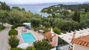A pool area with a view of the sea and hills. - Villa Yiotta in Paxi (Paxos)