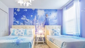 Une chambre avec deux lits, une table de chevet et une fresque murale.