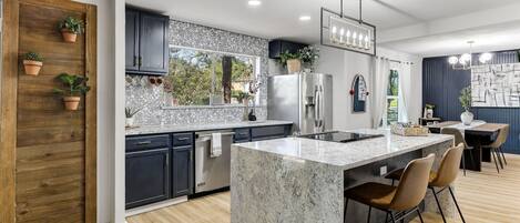 Réfrigérateur, four à micro-ondes, un four, surface de cuisson