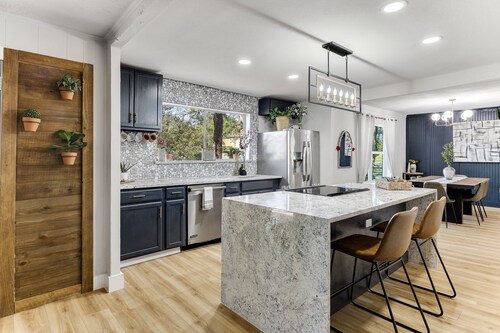 Spacious Mid-Century Home King Beds+Charming View