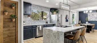 Spacious Mid-Century Home King Beds+Charming View