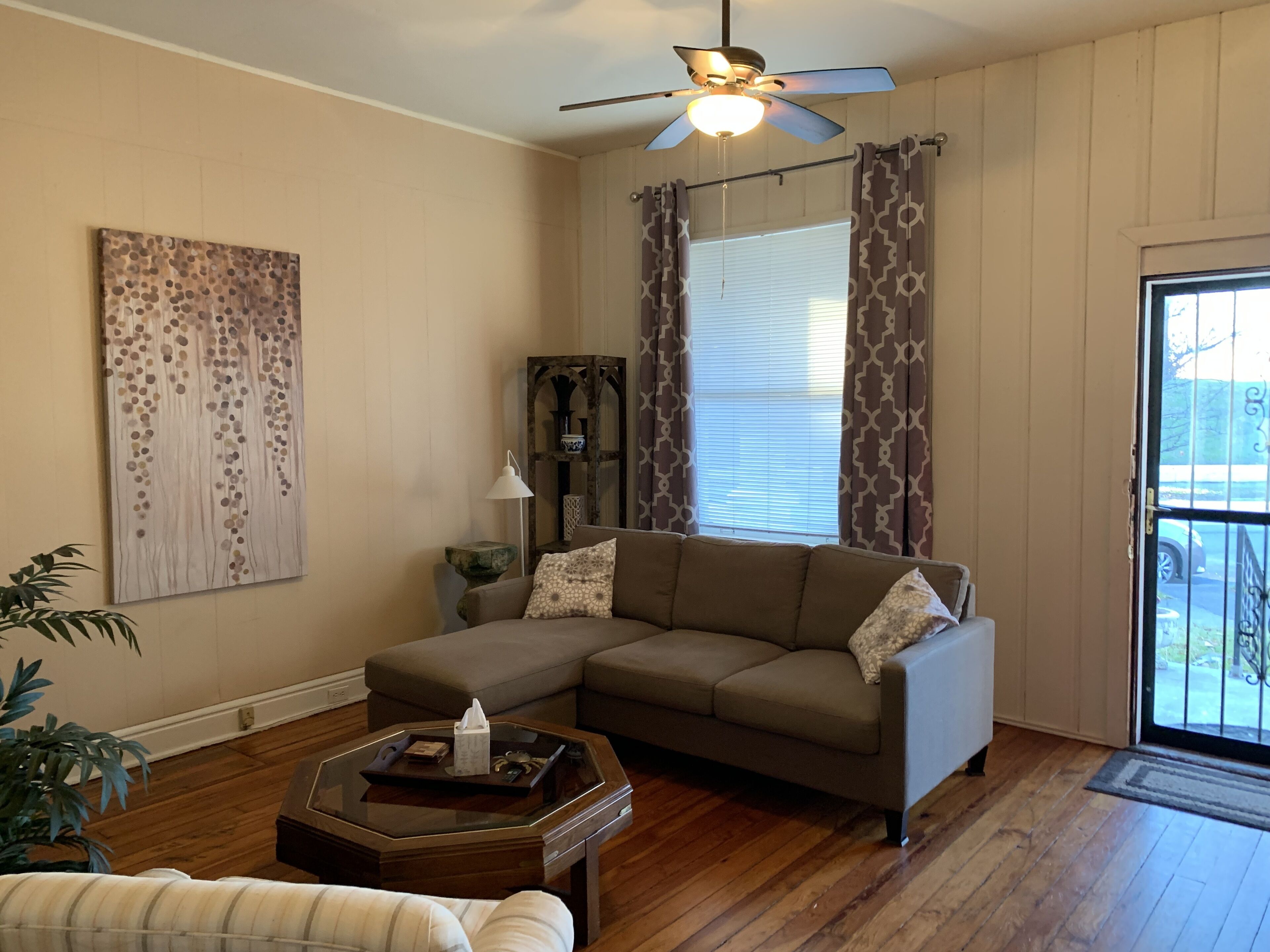 Cozy Shotgun house in Schnitzelburg! Close to Downtown- utilities included.