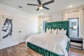 2 bedrooms, desk, iron/ironing board, travel crib - O4 -B · The O`Four, Eado Retreat - Unit B (Houston)