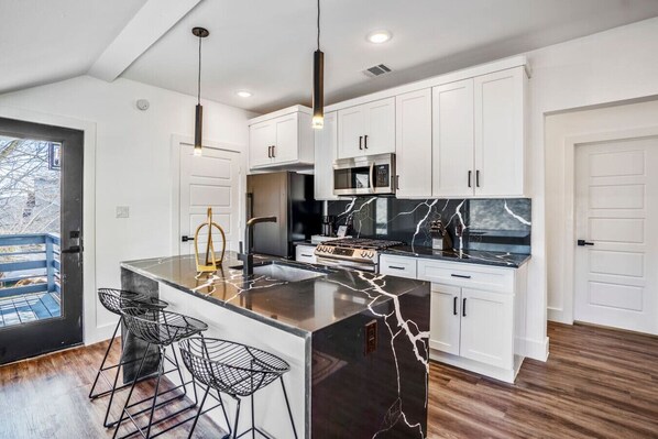 Fridge, microwave, oven, stovetop - O4 -B · The O`Four, Eado Retreat - Unit B (Houston)