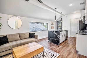 TV - O4 -B · The O`Four, Eado Retreat - Unit B (Houston)