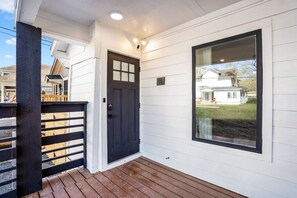 Exterior detail - Milby Entire Home · The O`Four, Entire Luxury Duplex in East Downtown (Houston)