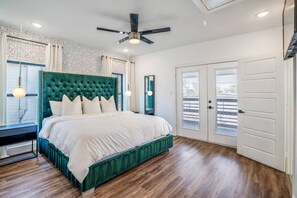 4 bedrooms, desk, iron/ironing board, travel crib - Milby Entire Home · The O`Four, Entire Luxury Duplex in East Downtown (Houston)