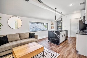 Televisión, chimenea, oficina