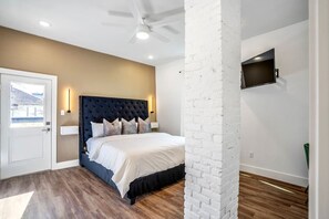 2 室のベッドルーム、デスク、アイロン / アイロン台、旅行用ベビーベッド