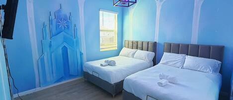 12 soverom, safe på rommet, strykejern/-brett og wi-fi (inkludert)