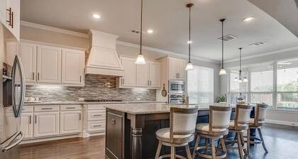 Luxurious Oasis with Pool/Spa 8 mins from Airport