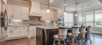 Luxurious Oasis with Pool/Spa 8 mins from Airport