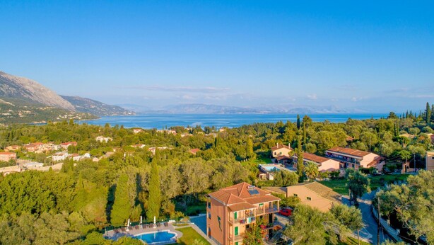 A coastal residential area with houses, a swimming pool, and a view of the sea. - Villa Kristefi in Kato Korakiana (Corfu)