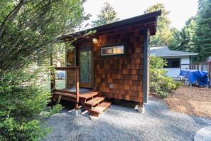 Terrace/patio - Charming Tiny House nestled in the redwoods, less than a mile from the beach. (Fort Bragg)