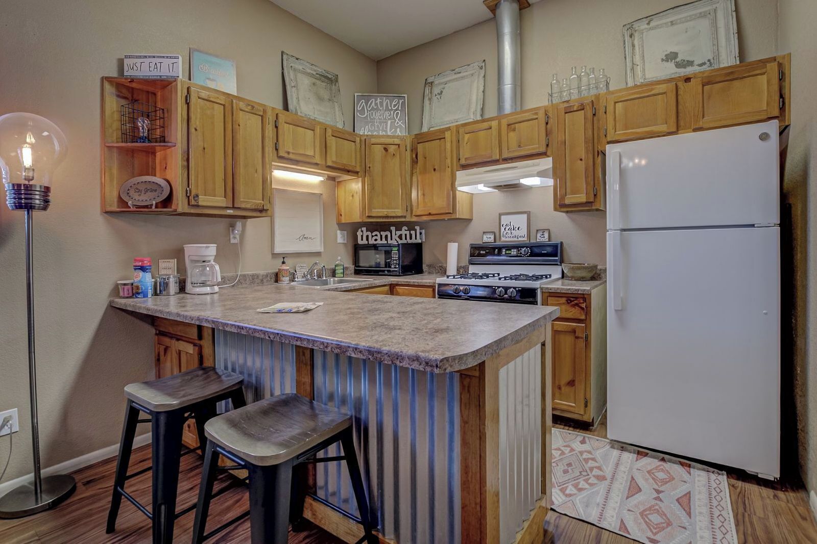 Jääkaappi, mikroaaltouuni, uuni, liesi