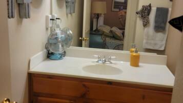 Een douche, een haardroger, handdoeken, zeep