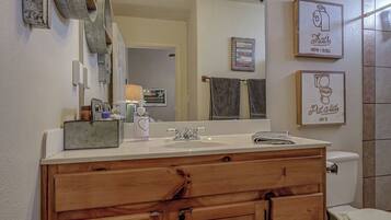 淋浴设施、吹风机、毛巾、肥皂