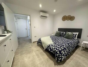 1 bedroom, in-room safe, desk, iron/ironing board - Lovely Brand New Massive Studio (Gibraltar)