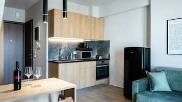 Deluxe Suite | Private kitchenette | Mini-fridge, espresso maker, electric kettle, cookware/dishes/utensils