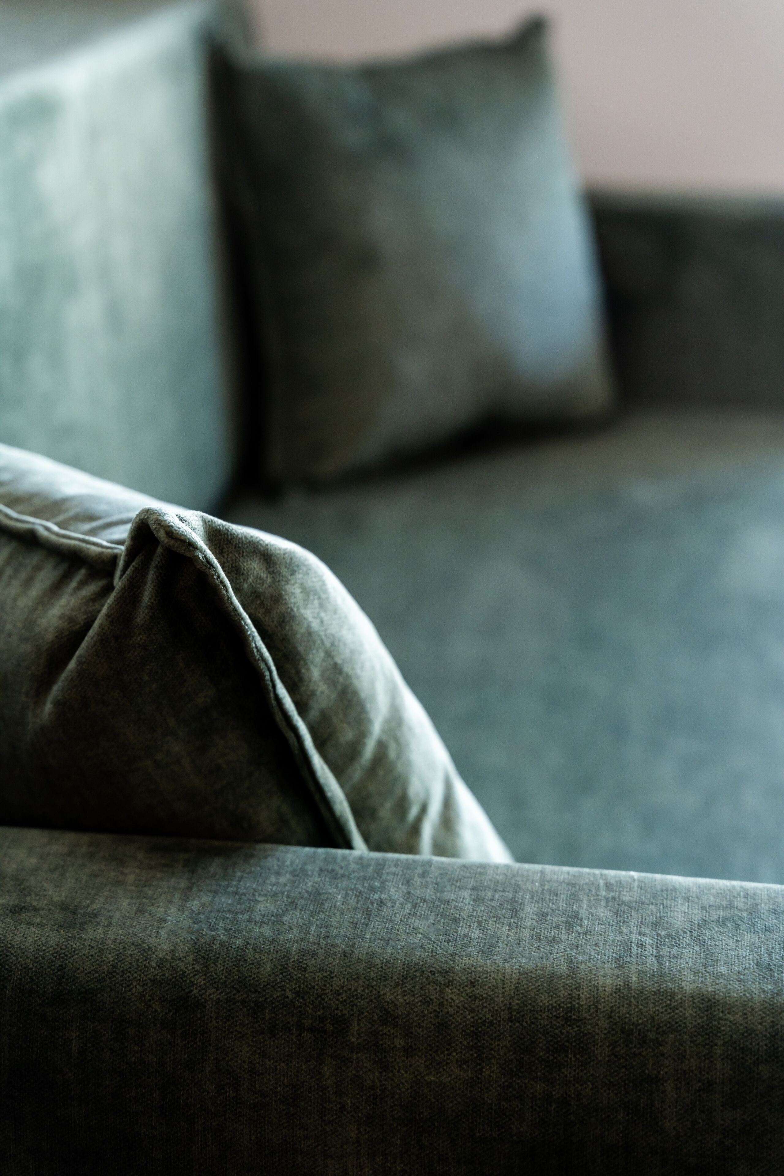 Ein Detailaufnahme eines grauen Sofas mit strukturierter Stoffoberfläche.