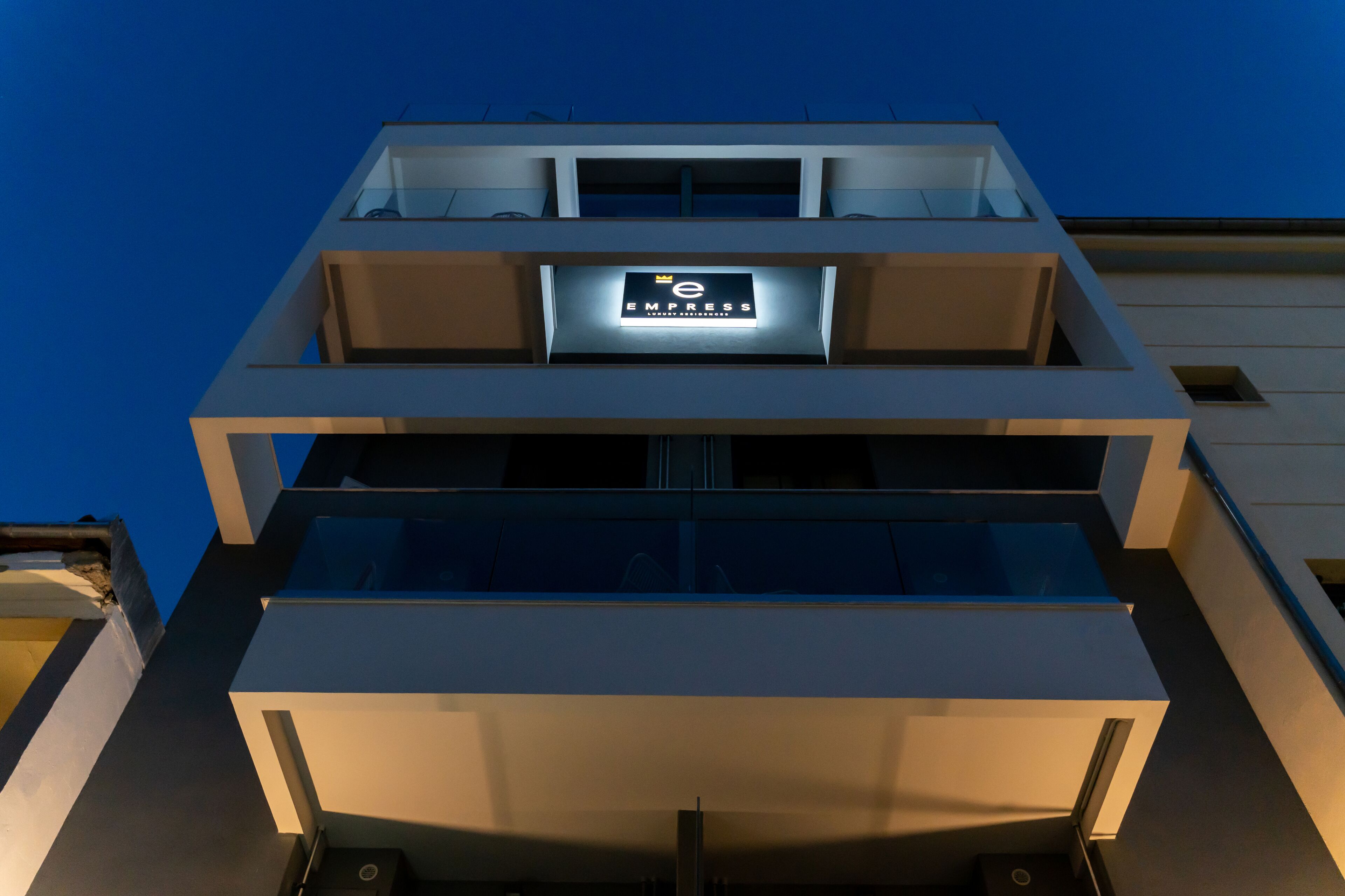 Bagian depan properti - sore/malam