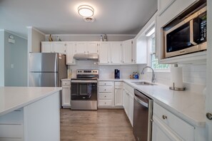 冰箱、微波炉、烤箱、炉灶