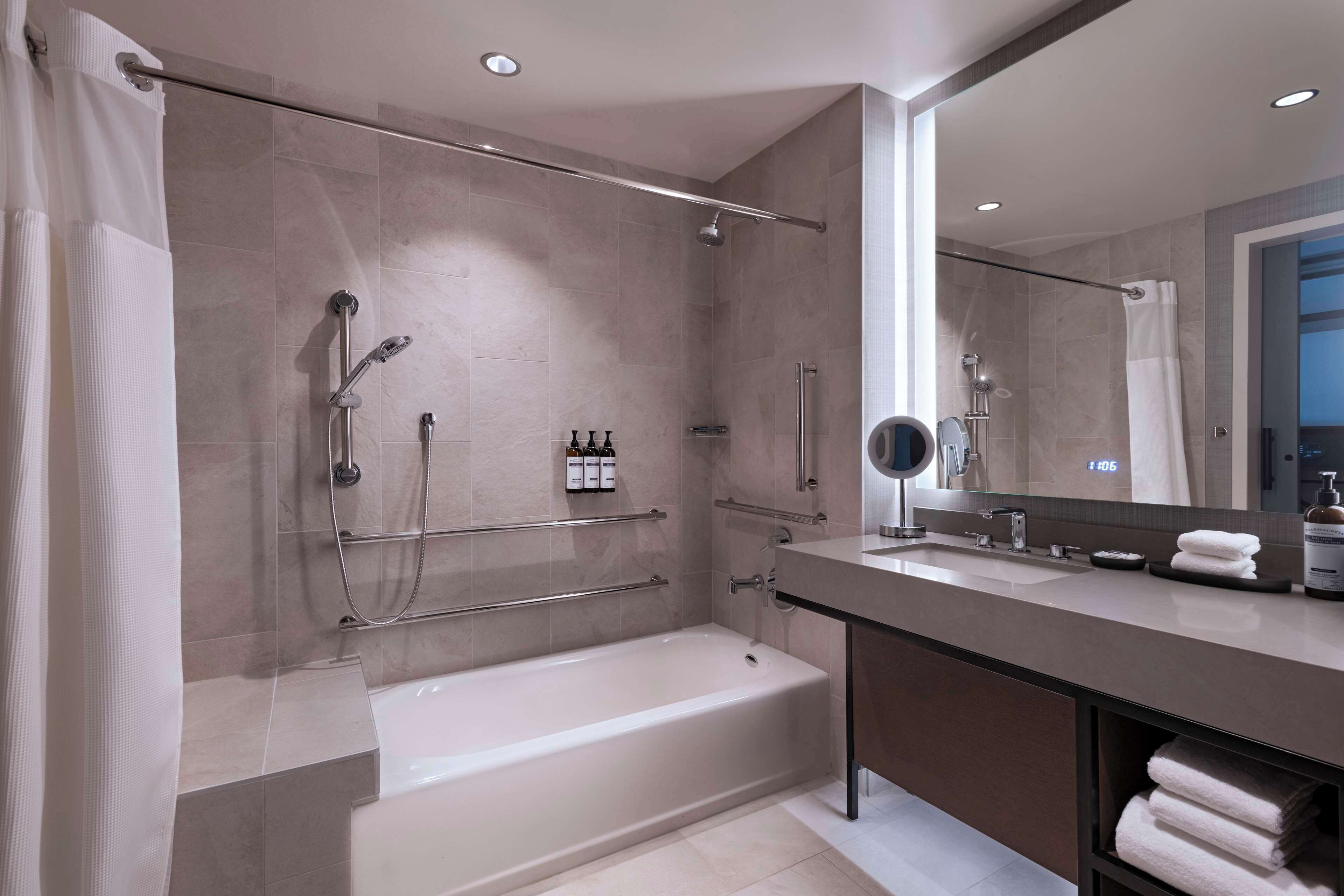 Room, 1 King Bed, Accessible, Bathtub | Bathroom