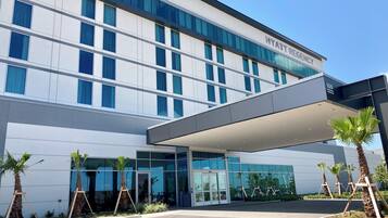 Un bâtiment moderne sur lequel on peut lire l’inscription suivante : « URGENCE – HYATT ».