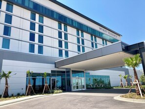 A modern building with a sign reading "HYATT EMERGENCY". - Hyatt Regency Baytown-Houston (Baytown)