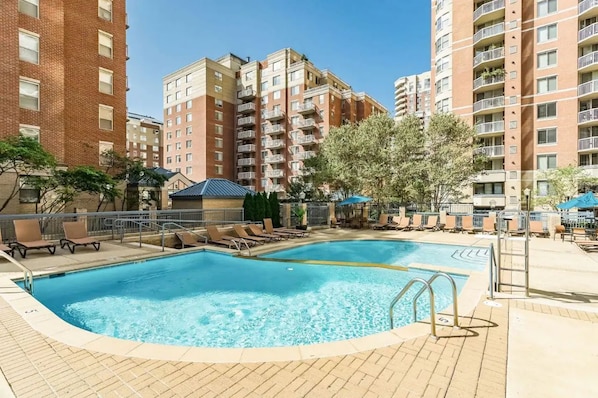 Seasonal outdoor pool - Spectacular 1 BR Condo at Ballston (Arlington)