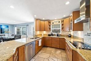Geladeira grande, micro-ondas, fogão, cooktop