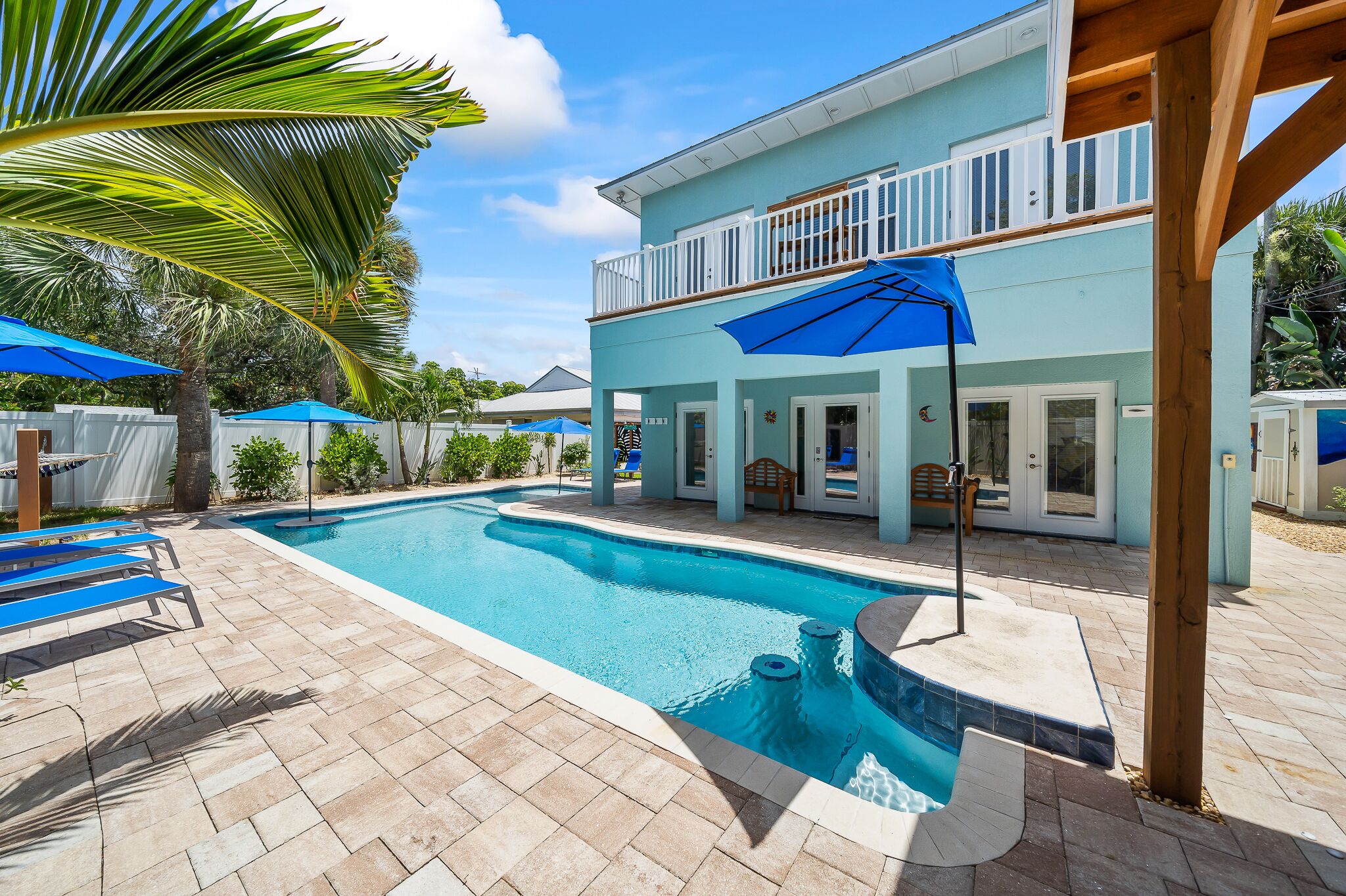 Opvarmet pool, parasoller