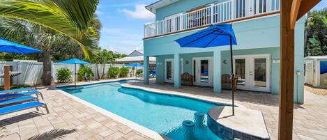 Een verwarmd zwembad en parasols bij het zwembad