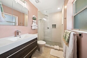 Badewanne, Haartrockner, Handtücher, Shampoo