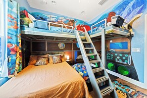 7 chambres, bureau, fer et planche à repasser, lit de bébé portatif