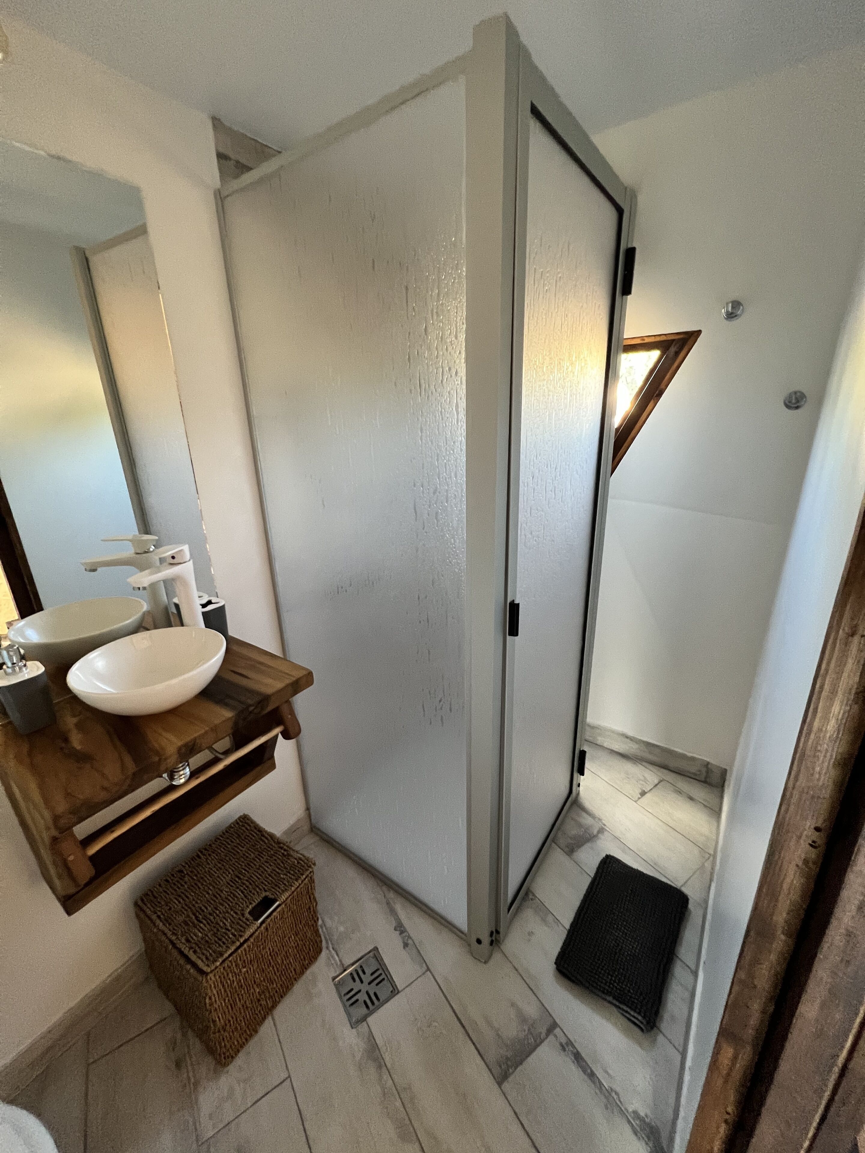 Baño | Regadera, regadera tipo lluvia, secadora de cabello, toallas 