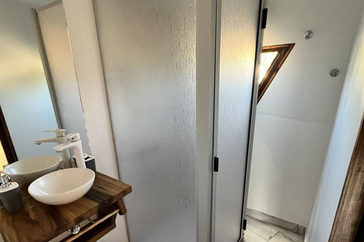 Kamar mandi | Shower, pancuran hujan, pengering rambut, dan handuk
