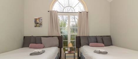 4 chambres, fer et planche à repasser, Wi-Fi, literie fournie