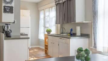 冰箱、微波炉、烤箱、炉灶