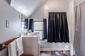 Een bad, een haardroger, handdoeken